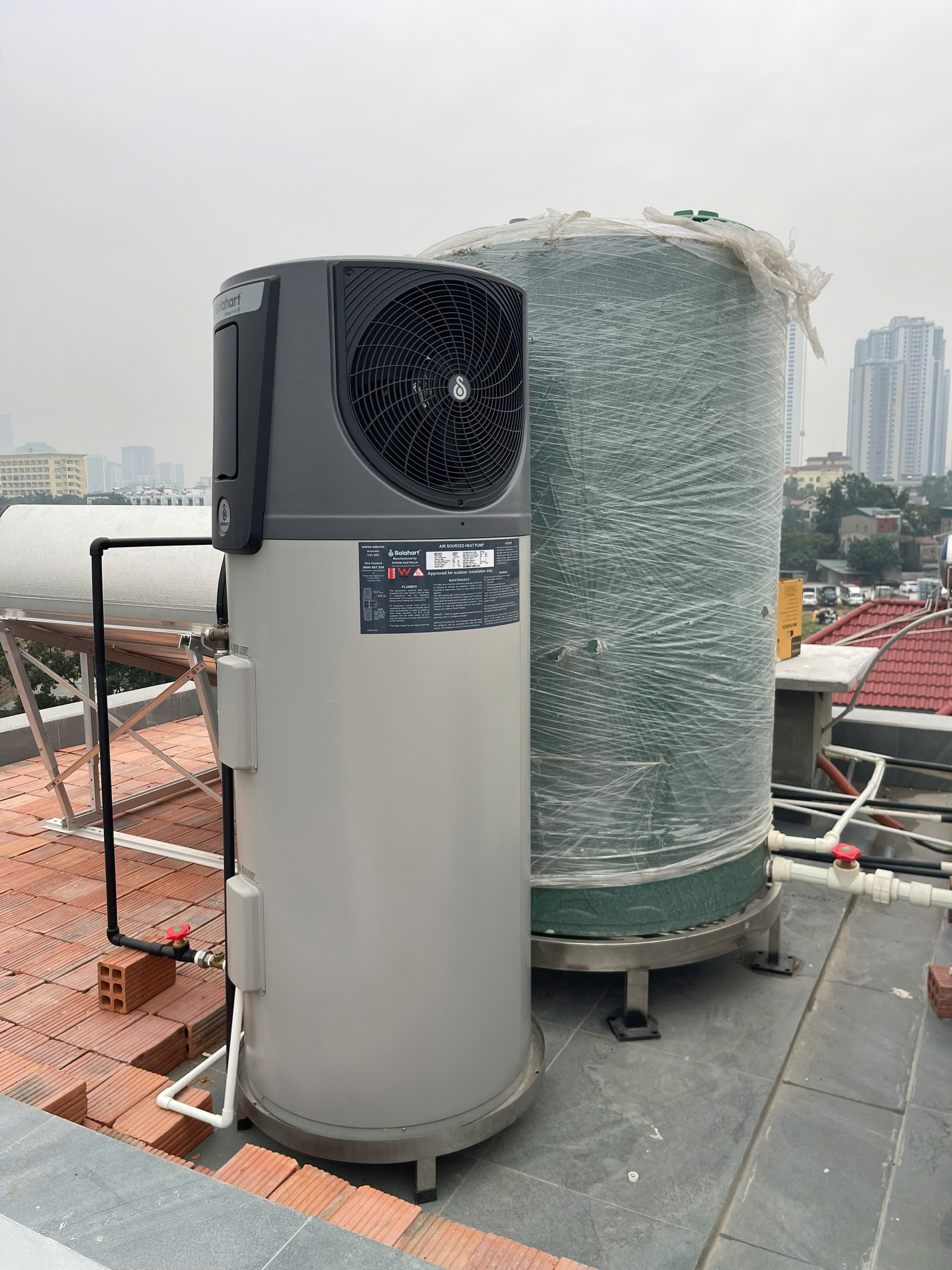 Lắp đặt thực tế máy bơm nhiệt Heat Pump Solahart Atmos Frost 270L cho biệt thự tại Vinhomes bởi đội ngũ kỹ thuật Enviheat.