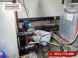 Nước nóng có màu vàng bất thường là do đâu (trong hệ thống heat pump bơm nhiệt)?