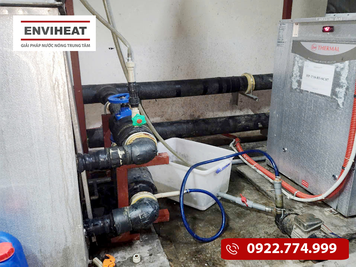 Nước nóng có màu vàng bất thường là do đâu (trong hệ thống heat pump bơm nhiệt)?