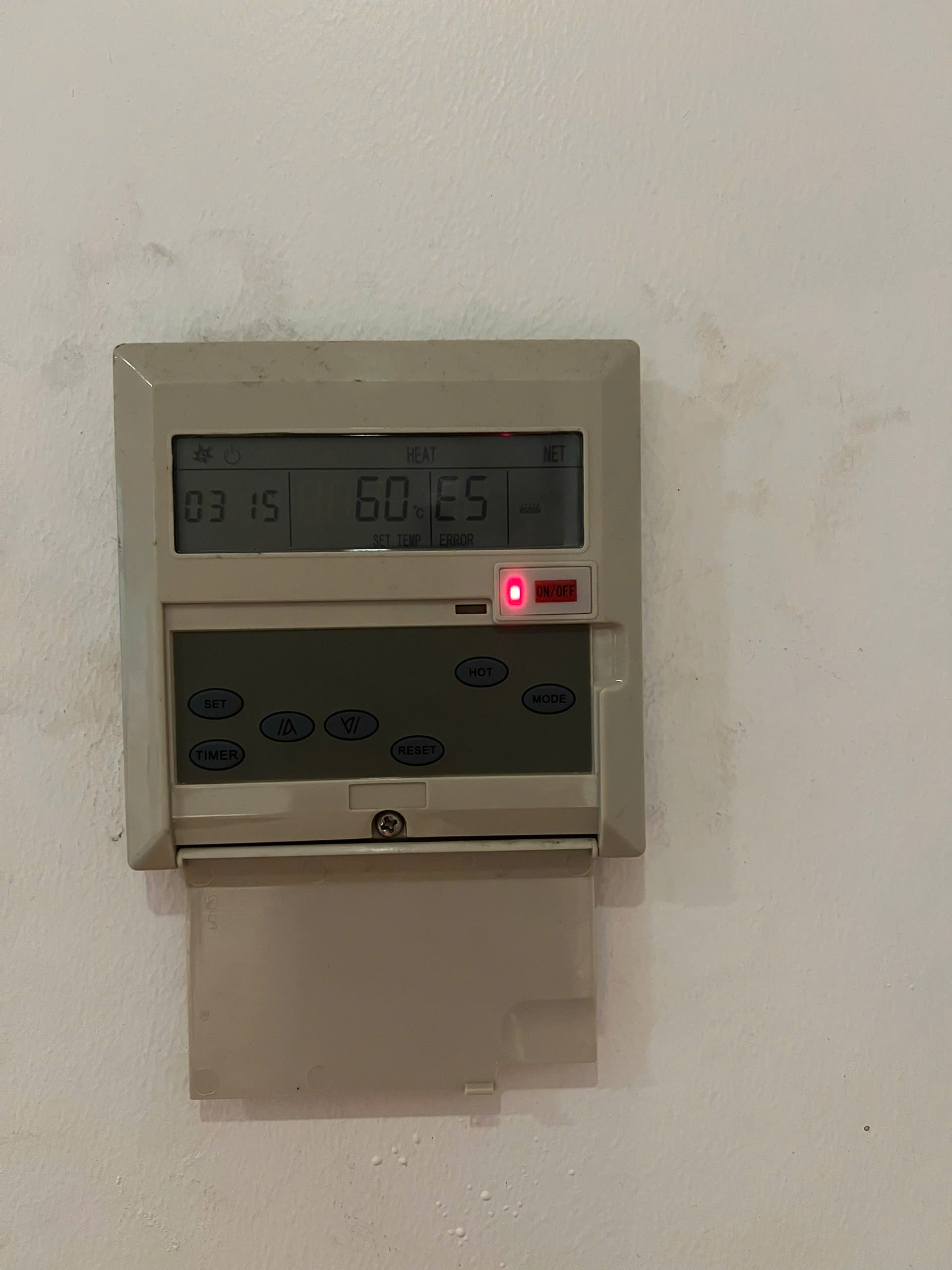 Máy bơm nhiệt Deron DE-13WB tiết kiệm năng lượng cho nước nóng trung tâm.