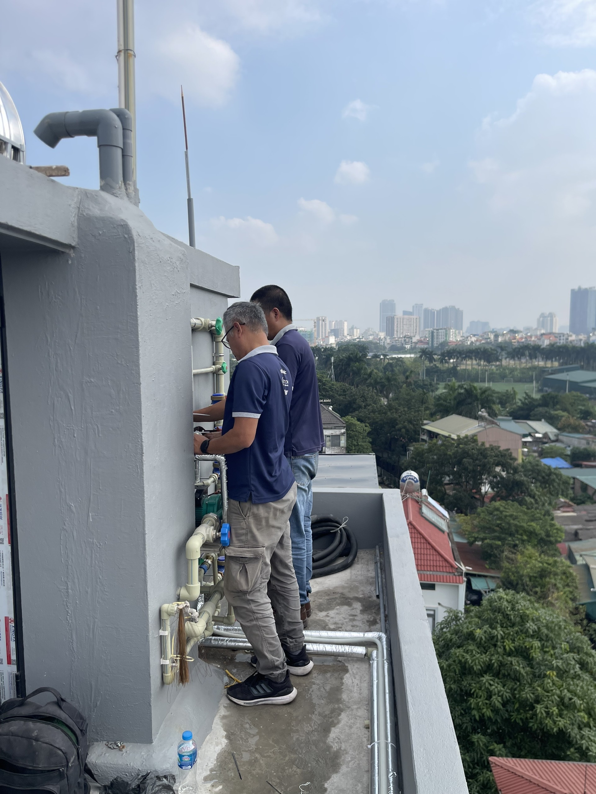 Kỹ thuật viên Enviheat đang thi công đường ống bảo ôn cho máy bơm nhiệt Solahart 270L chuyên nghiệp.