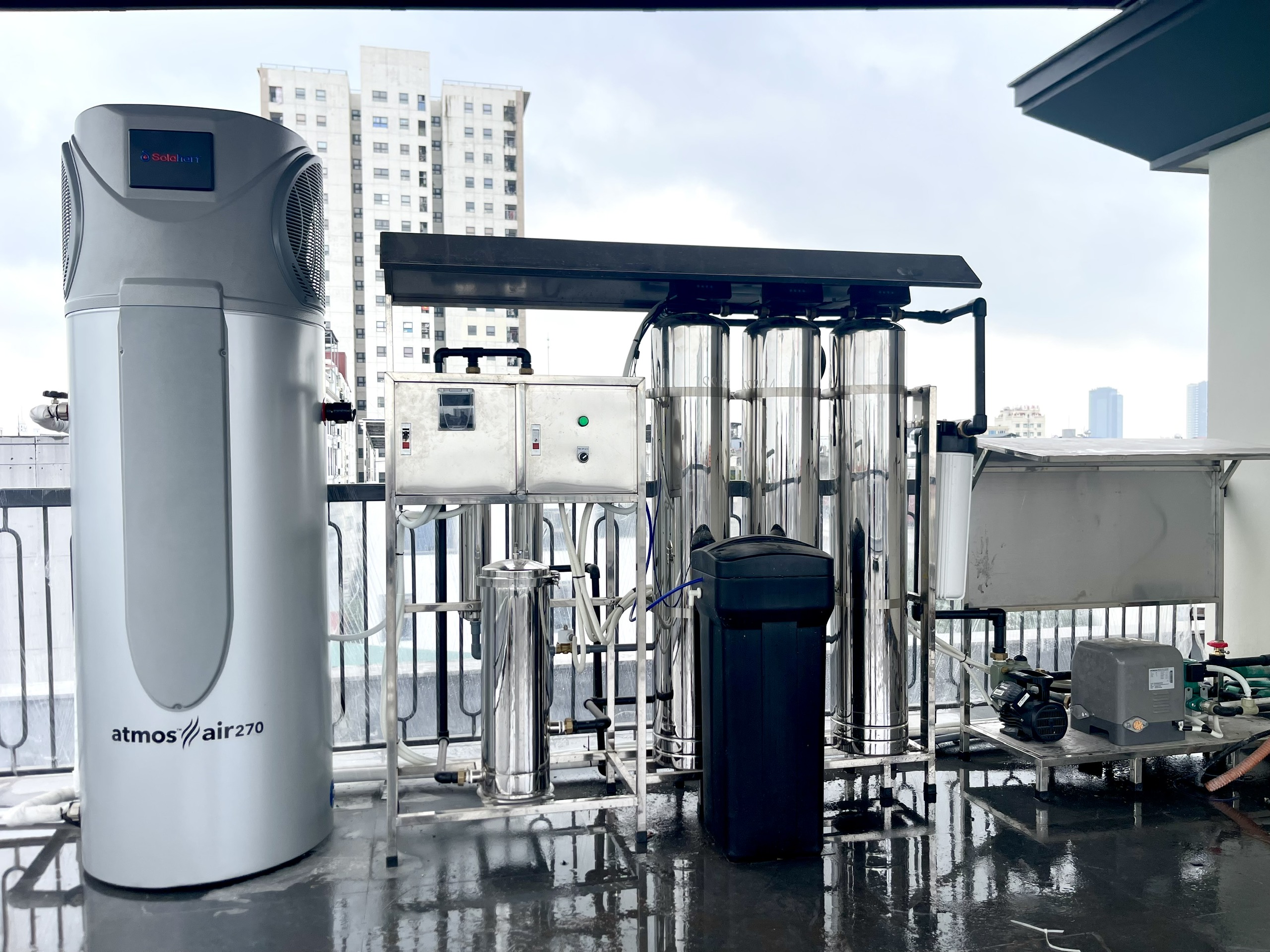 Lắp đặt thực tế máy bơm nhiệt Solahart Atmos Air 270L và hệ thống lọc tổng xử lý nước cứng tại Bắc Ninh.