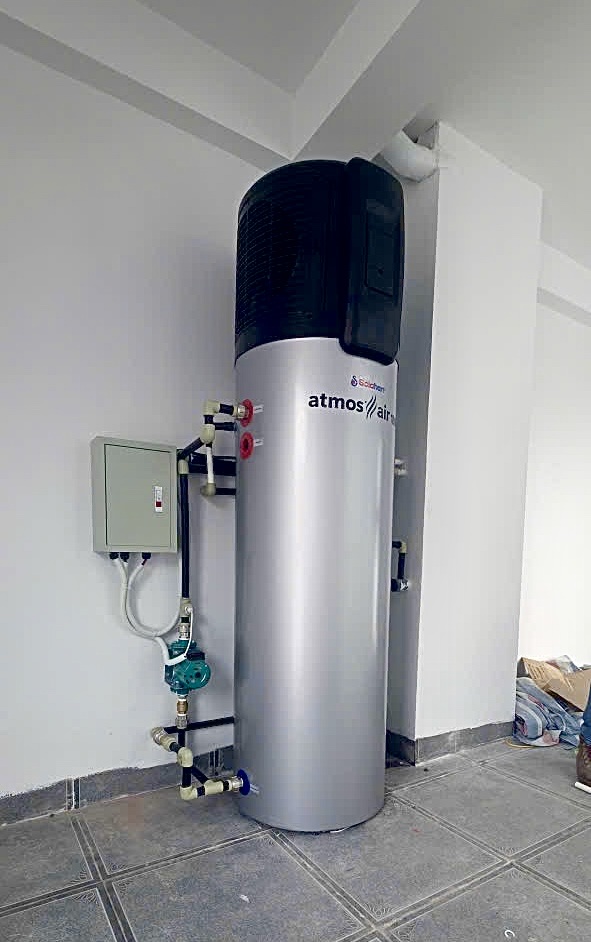 Hình ảnh thực tế hệ thống Solahart 180L tối ưu không gian lắp đặt, vận hành siêu êm ái dưới 48dBA, phù hợp cho các căn hộ Sky Villa và chung cư diện tích lớn.