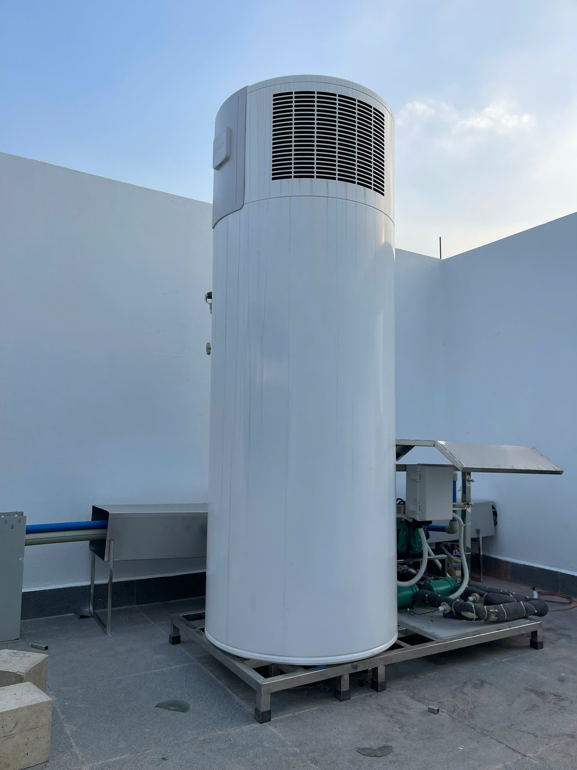 Máy bơm nhiệt Heat Pump Stiebel Eltron WWK 302 dung tích 302 lít lắp đặt tại biệt thự Thái Bình bởi Enviheat.