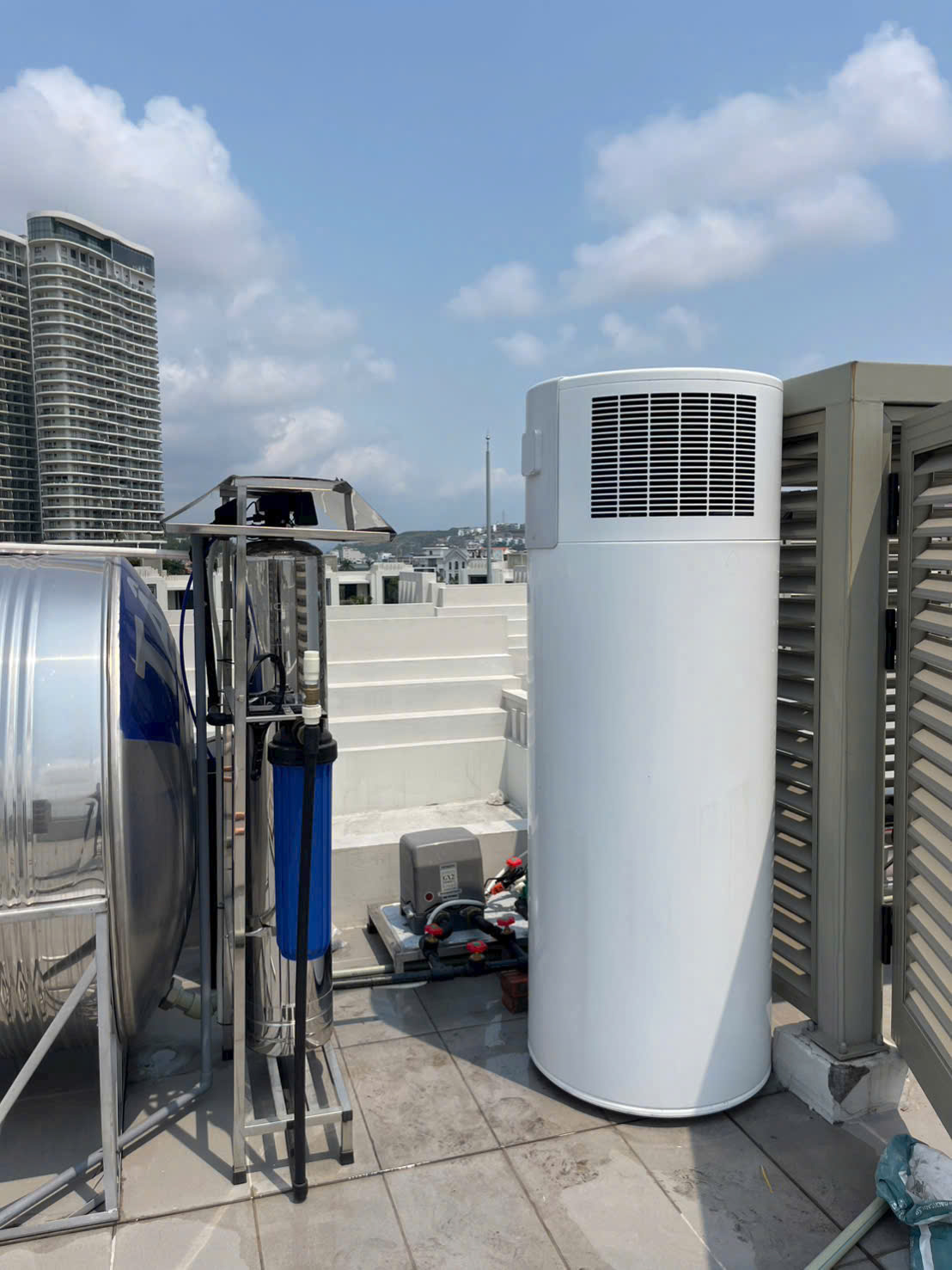 Máy bơm nhiệt Heat Pump Stiebel Eltron nhập khẩu Đức thi công bởi Enviheat tại dự án Văn Phú ITC Starlake Tây Hồ Tây.
