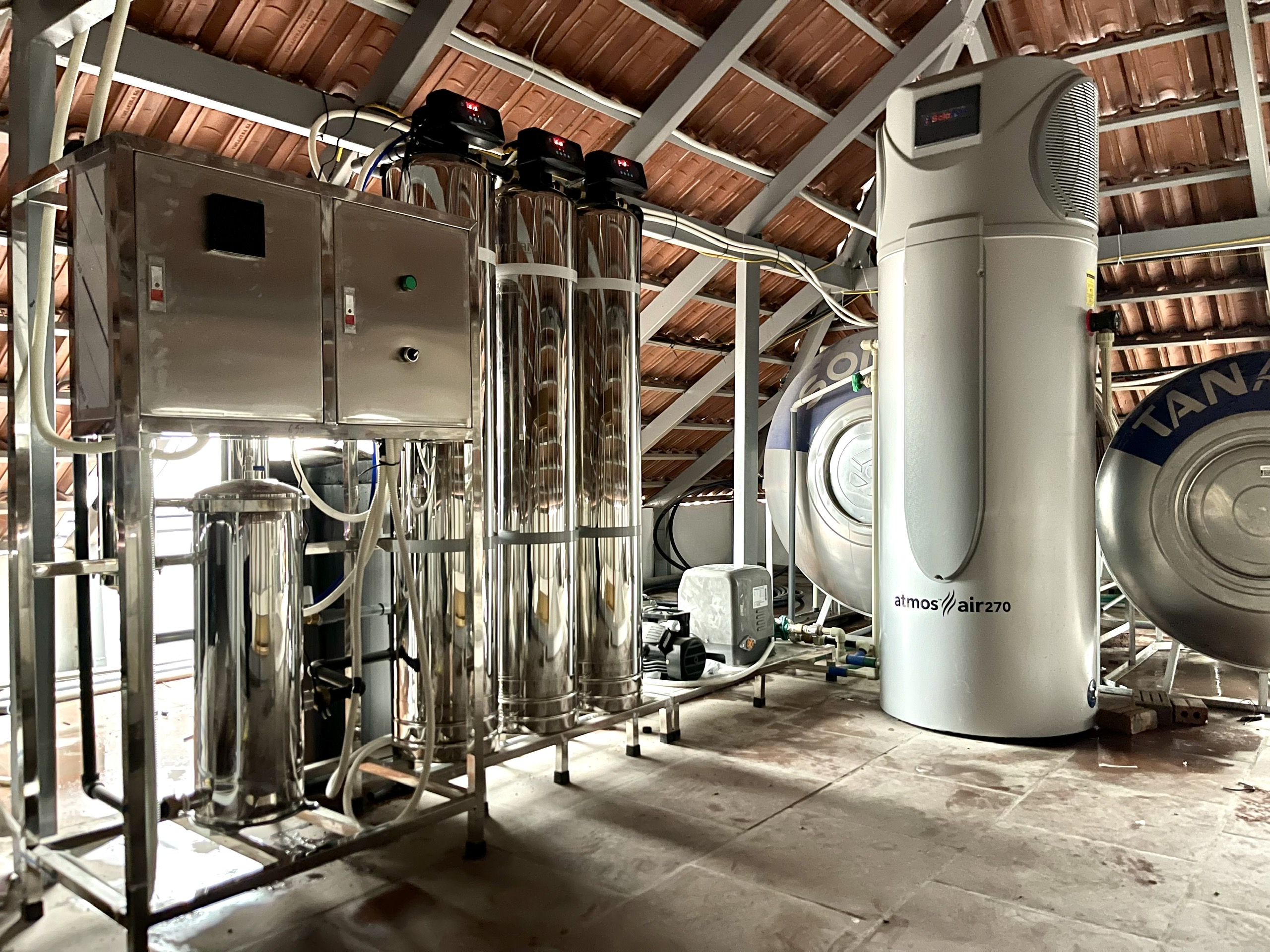 Máy bơm nhiệt Solahart Atmos Air 270L lắp đặt thực tế tại biệt thự Vinhomes Riverside Long Biên.