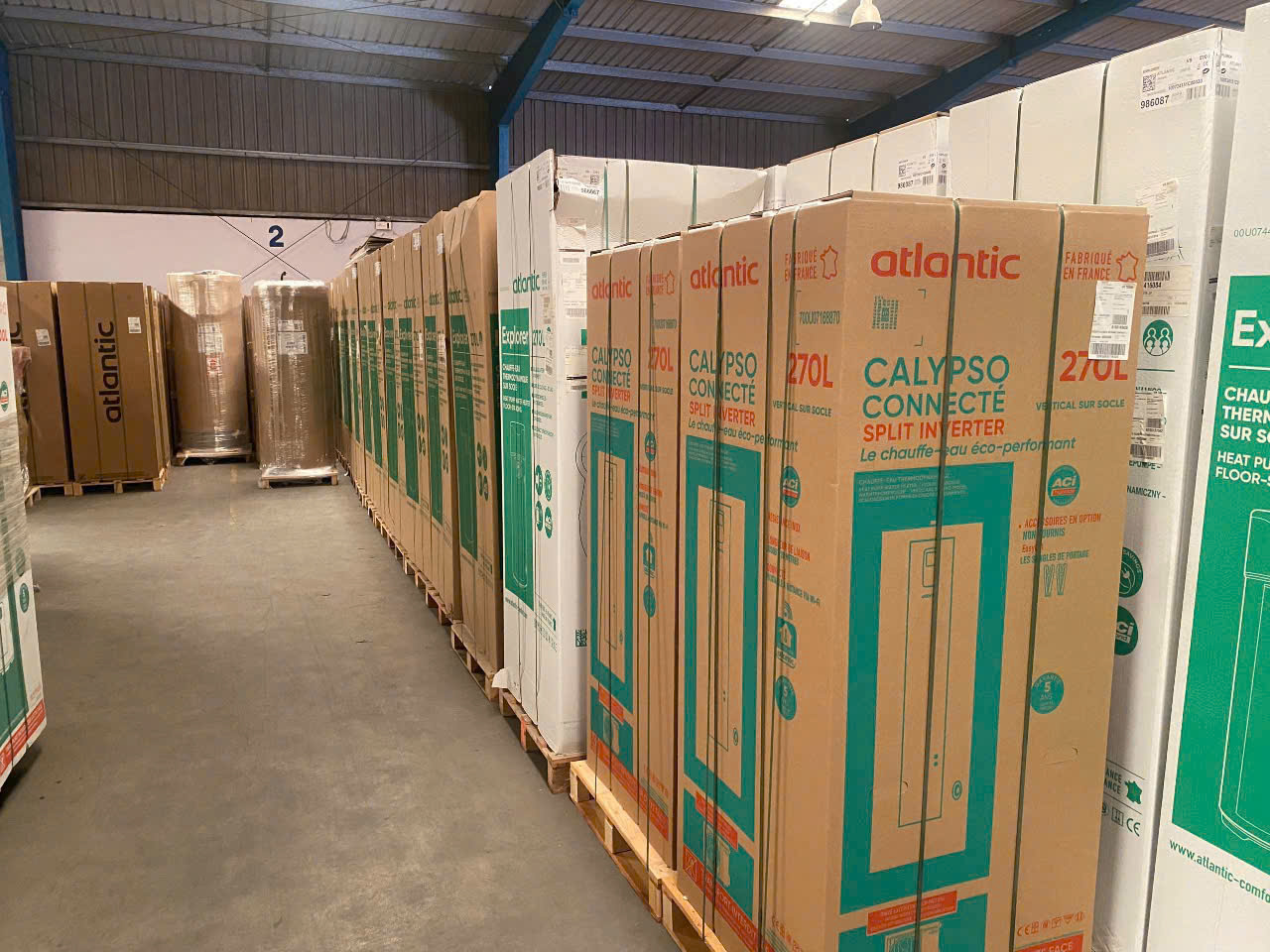 kho-hang-may-bom-nhiet-gia-dinh-san-sang-lap-dat