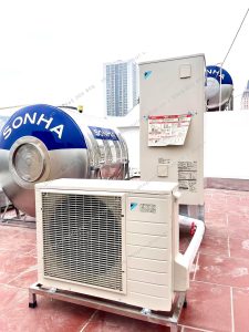 Đội ngũ kỹ thuật Enviheat đang lắp đặt máy nước nóng trung tâm Heat Pump Daikin 460L cho biệt thự cao cấp tại Hà Nội.