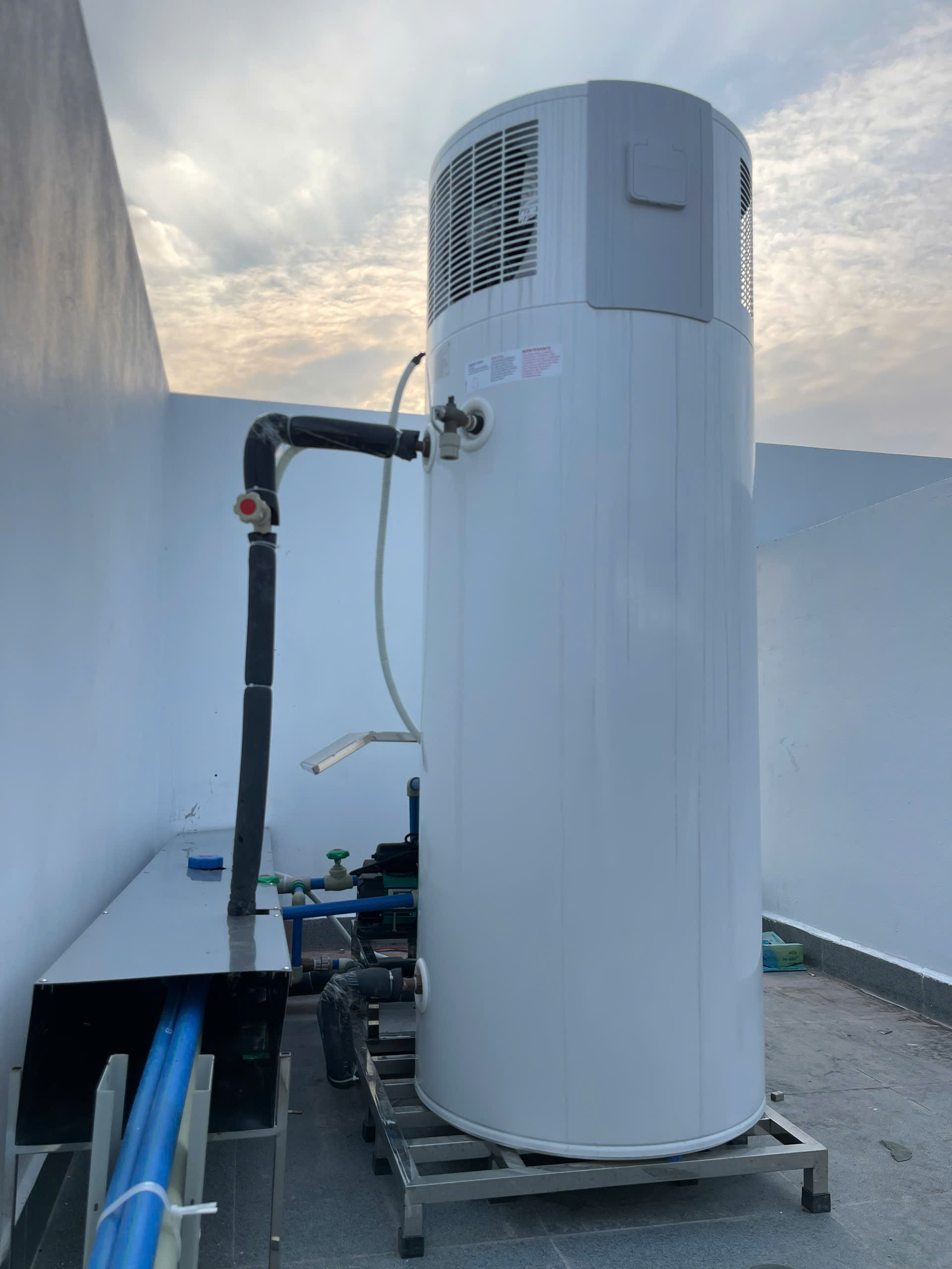 may-bom-nhiet-gia-dinh-loai-nao-tot-cho-biet-thu-sang-trong